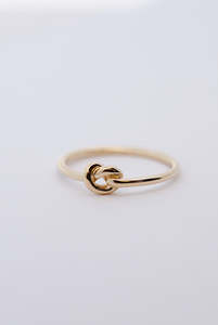 Rings: Yellow gold knot ring