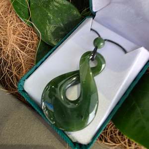 New Zealand Jewellery: Greenstone Figure 8 Pendant 2 inchs