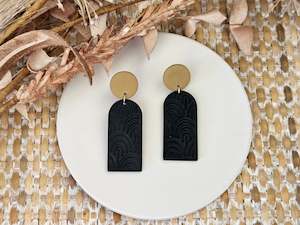 Classic Clay Patterned Arch Black Earrings