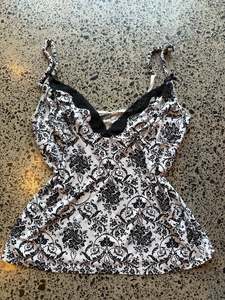 Womens Wear: Floral Flowy Cami Top - M