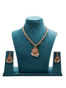 Accessories: Costume Necklace Set