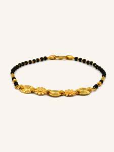 Bracelets: 22ct Gold Ladies Flower Black Beads Bracelet