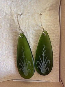 Stone Arrow Earrings: Stone Arrow harakeke drop