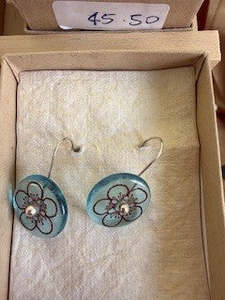 Stone Arrow Earrings: Stone Arrow manuka disc