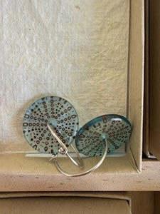 Stone Arrow Earrings: Stone Arrow kina disc