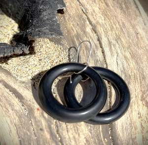 Jewellery Brooches: StoneArrow sm hoop black