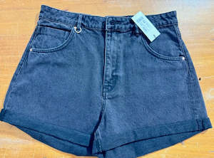 Mom Fit: NEUW Lola Short 'Blackout'