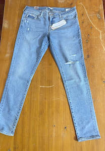 Slim Straight: LEVI’S 711 Skinny 'Run Away'