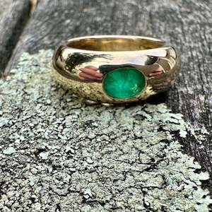 9ct gold: Brazilian Emerald signet ring 9CY