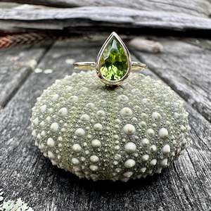 9ct gold: Peridot ring