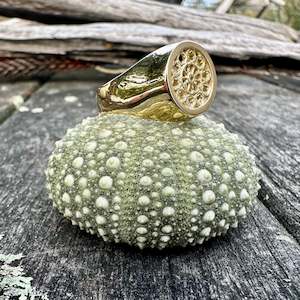 18ct gold: 18 carat Rose window signet ring