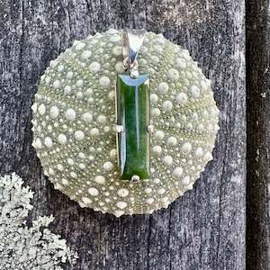 925 Silver: New Zealand greenstone pendant