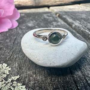 9ct gold: New Zealand greenstone LOVE ring