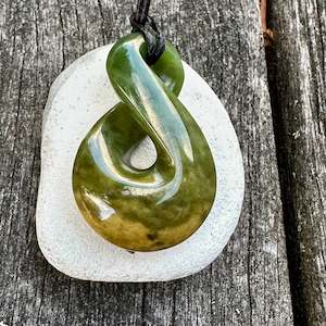 Pounamu New Zealand Taonga: Single twist rau kumara