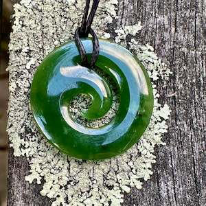 Pounamu New Zealand Taonga: Small kawa kawa koru