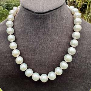 Necklaces: Graduated knotted Edison pearl necklace
