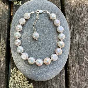 Pearls: flat round white freshwater pearl bracelet