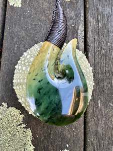 Pounamu New Zealand Taonga: Large marsden flower matau
