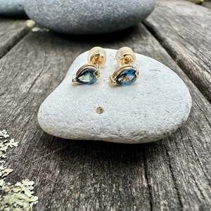 Stud Earrings: Madagascar sapphire studs