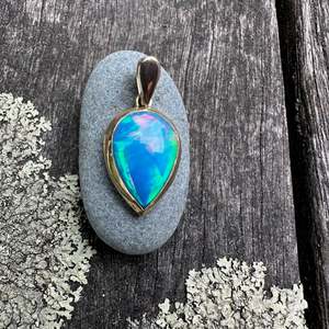 5.36 Ethiopian opal pendant in 9ct yellow gold