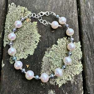 Pearls: white & gray freshwater pearl bracelet