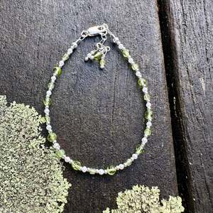 Pearls: peridot & tiny freshwater pearl bracelet