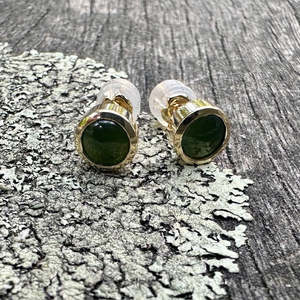 Stud Earrings: 9 ct gold 5mm greenstone studs