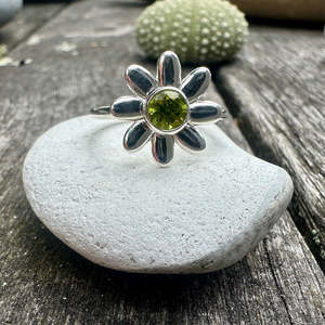 Peridot puāwai  ring