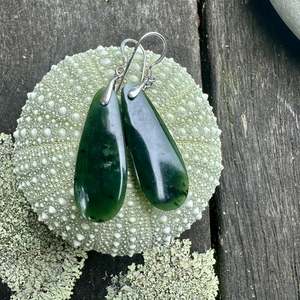 small NZ greenstone  kawa kawa drop earrings
