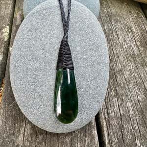 Pepe or small dark NZ greenstone roimata