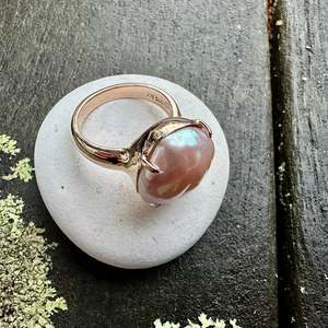 Contemporary pink freshwater pearl ring
