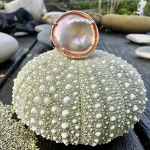Contemporary pinky apricot freshwater pearl in 9ct antique rose gold