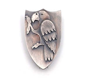 Lisa West Skaarkflutetseep Showcase: Heraldic Kaka Shield Brooch