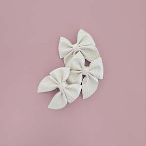 Pearl - Single Middle Sister Bow Clips