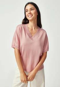 Knitwear: UNTOUCHED WORLD CAMILLE V TEE ROSEWOOD