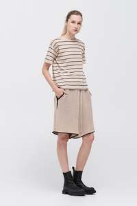 Taylor: TAYLOR STRIPE SOLACE TEE CAMEL/BLACK