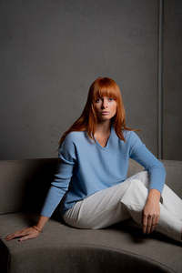 BRIDGE & LORD QUEEN VEE CURVED HEM JUMPER SKYBLUE