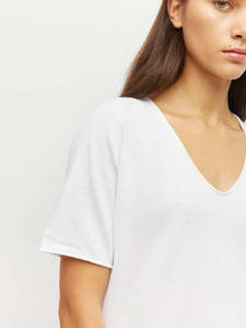 JHL BY JULIETTE HOGAN V NECK CASHMERE TEE WHITE