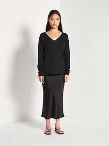 Juliette Hogan Lounge: JULIETTE HOGAN LOUNGE V-NECK LS T BLACK