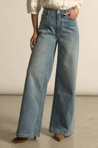 Jeans: ZOE KRATZMANN AURA JEAN MID DENIM