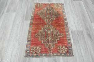 Vintage Hand Knotted Anatolian Turkish Rug Size: 106 x70cm
