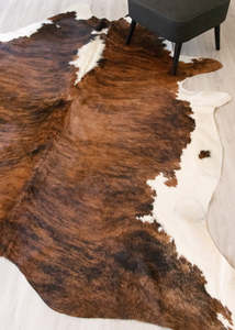 White Spine Belly Brindle Cowhide Rugs: Dark White Spine Belly Brindle Cowhide Rug (Size: 260 X 230 CM) CHR2078