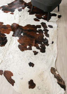 Cowhide Rugs Nz: Exotic Tricolor Cowhide Rug (Size: 240 X 220 CM) CHR2644