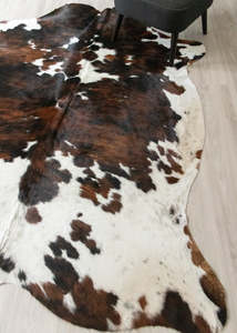 Cowhide Rugs Nz: Exotic Tricolor Cowhide Rug (Size: 250 X 200 CM) CHR2641
