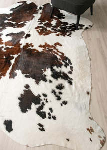 Cowhide Rugs Nz: Exotic Tricolor Cowhide Rug (Size: 250 X 220 CM) CHR2634