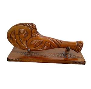 Maori New Zealand: Moana Maori Patu on stand