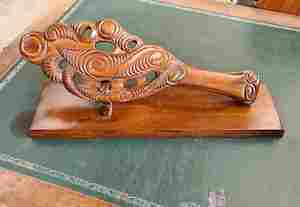 Maori New Zealand: Kowhai maori Patu on stand