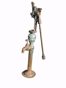 Garden And Outdoors: Large Vintage Water Pump