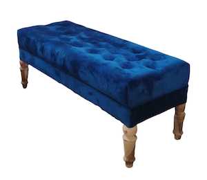 Country Chesterfield: OXLEY TUFTED BEDROOM SEAT