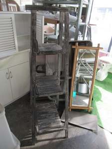 Display Ladder 143H x 37W x 17-48D